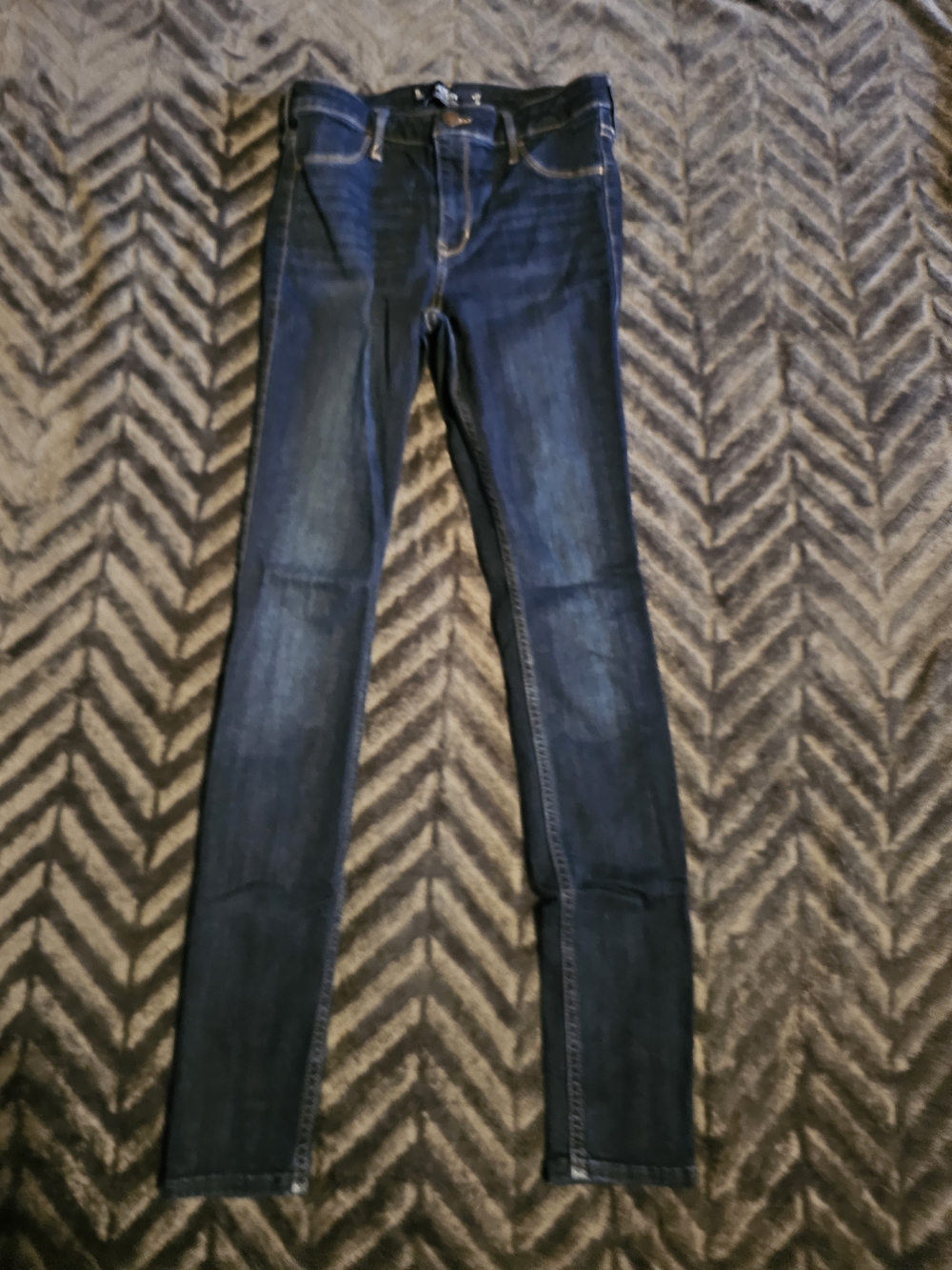 👖✨ Hollister Dark Wash Skinny Jeans – Size 27x30 ✨👖